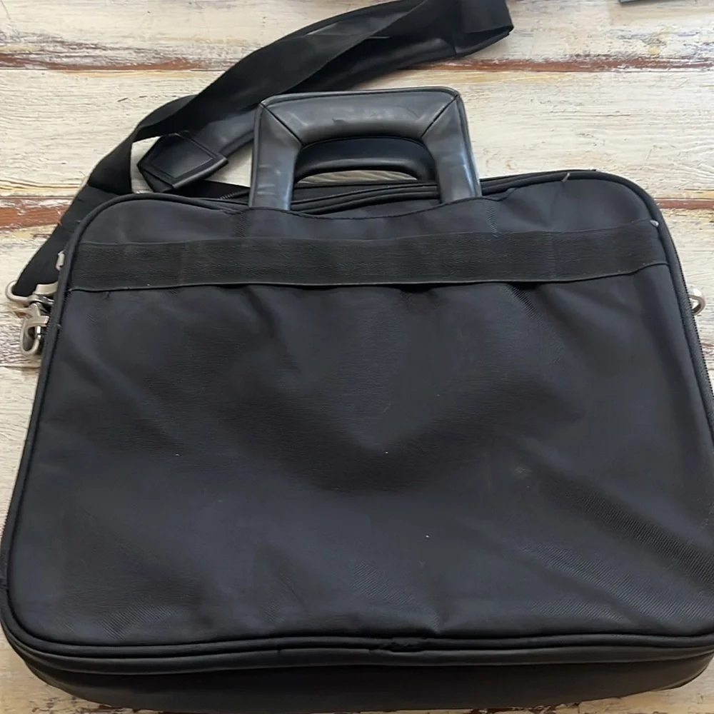 Dell Laptop Messenger Bag. Black Sturdy and Made well. See pics for measurement